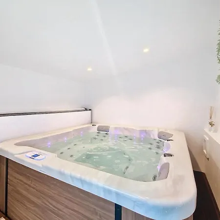 Maison Avec Jacuzzi Holiday home Saint-Erblon